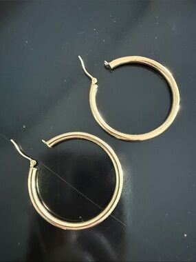 14K GOLD HOOPS.